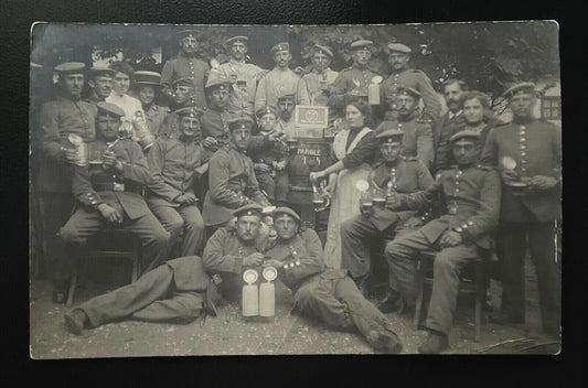 Gruppenaufnahme Soldaten Uniform Barett Bierkrug Fass Frau Militär Krieg 402452