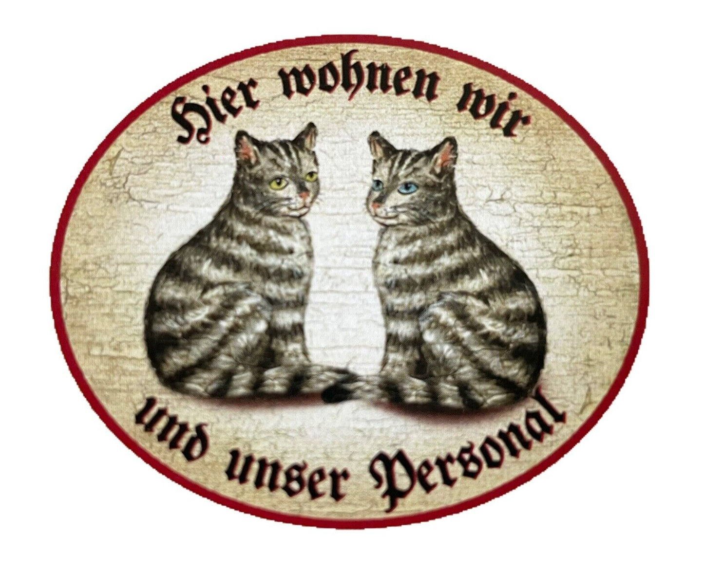 KuK Nostalgie Holzschild “Hier wohnen wir u.u.Personal“ Duo Katze Tabby Getigert