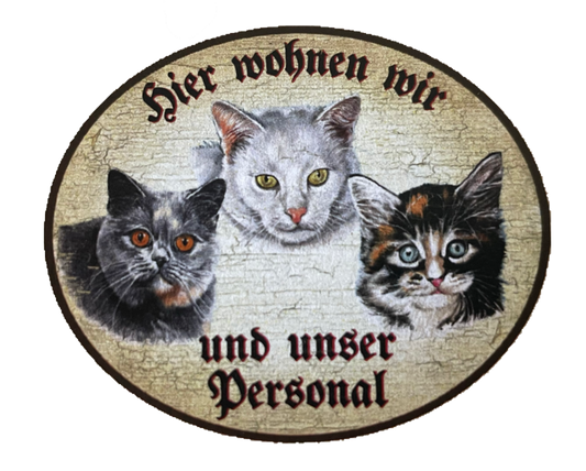 KuK Nostalgie Holzschild “Hier wohnen wir u.u. Personal“ Trio Katze R.Blau Weiß