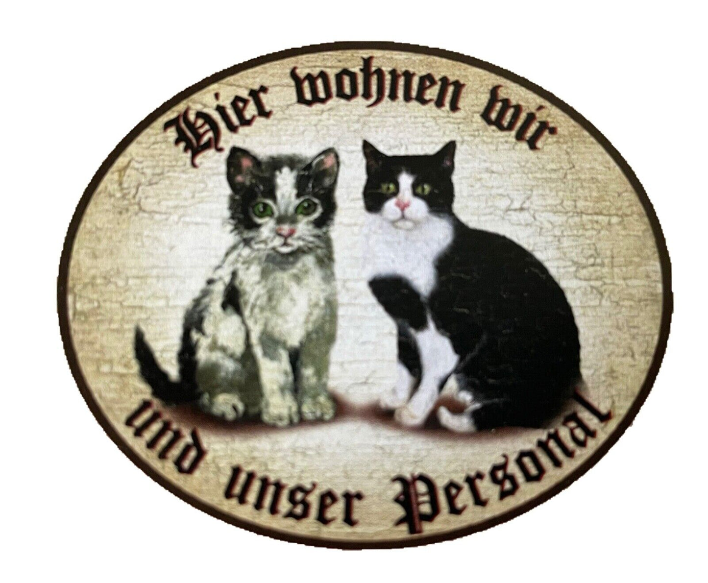 KuK Nostalgie Holzschild “Hier wohnen wir u.u. Personal“ Duo Katze Schwarzweiß