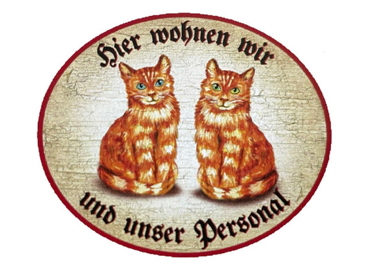 KuK Nostalgie Holzschild “Hier wohnen wir u.u. Personal“ Duo Katze Rot