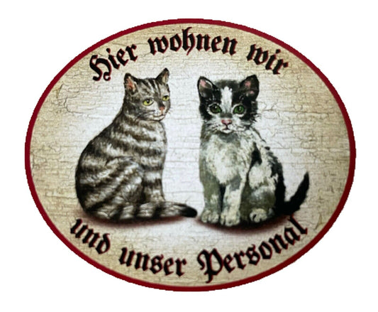 KuK Nostalgie Holzschild “Hier wohnen wir u.u. Personal“ Duo Katze Tabby Baby SW